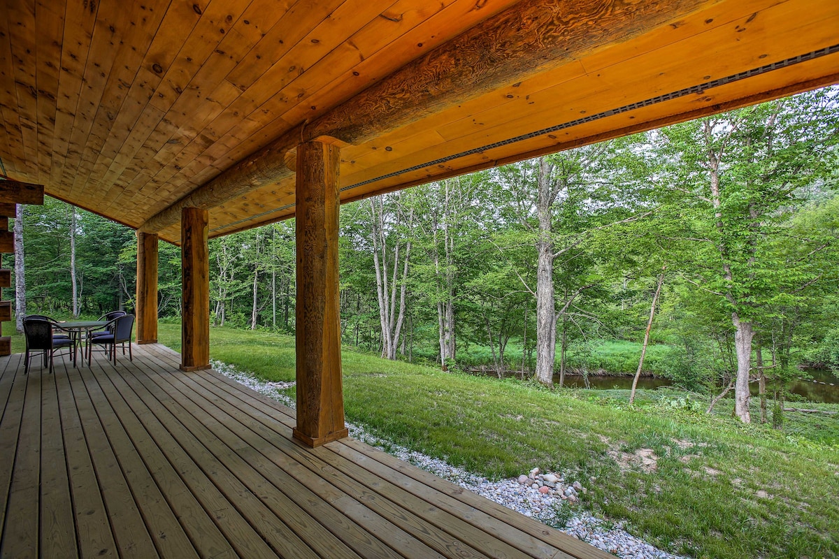 定制木屋，带露台和45英亩的松河畔！