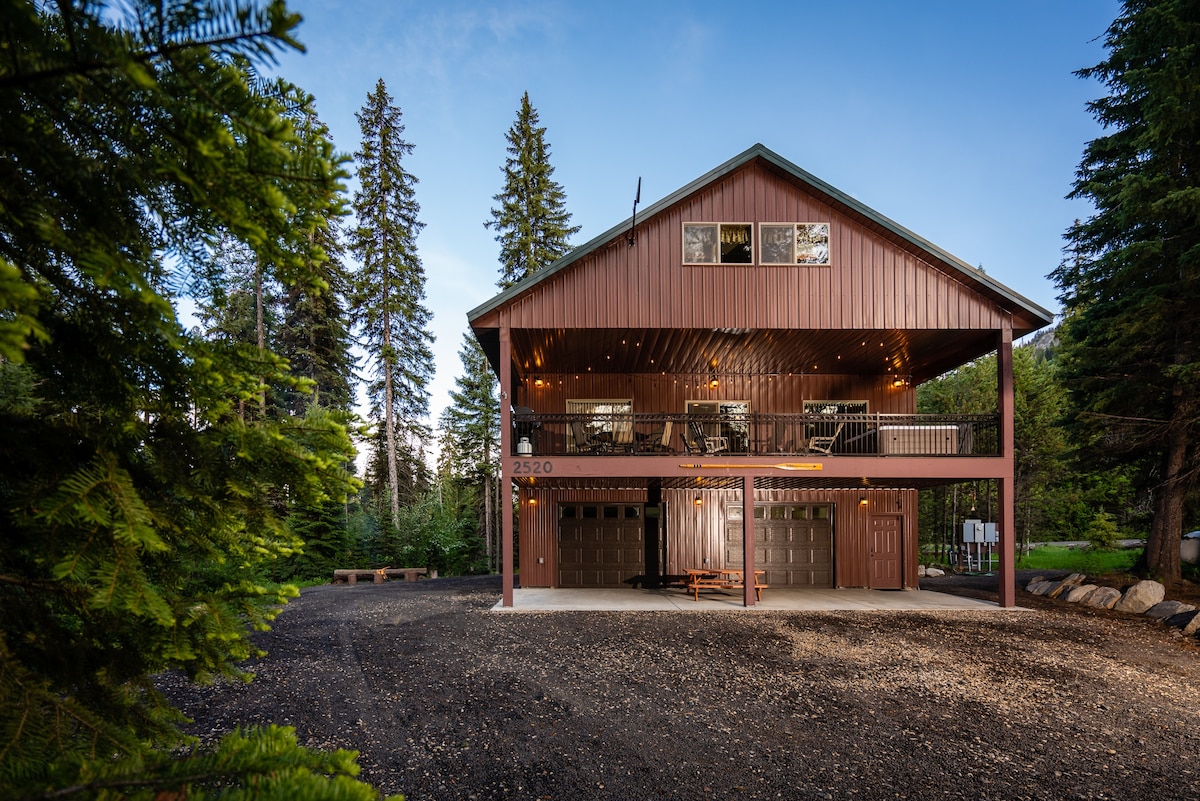 Private Cabin at the Foot of the Mountain- Hot Tub