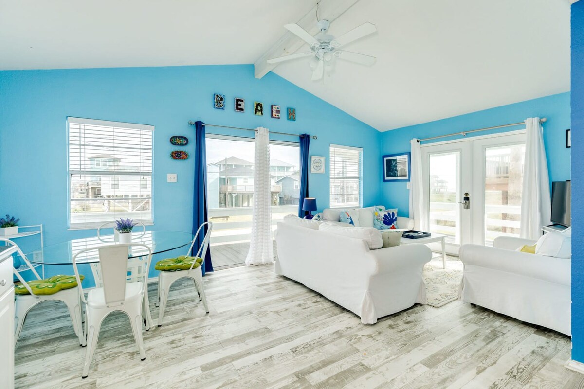 Adorable Beach Pad, Water View, Jaunt to Walkover!