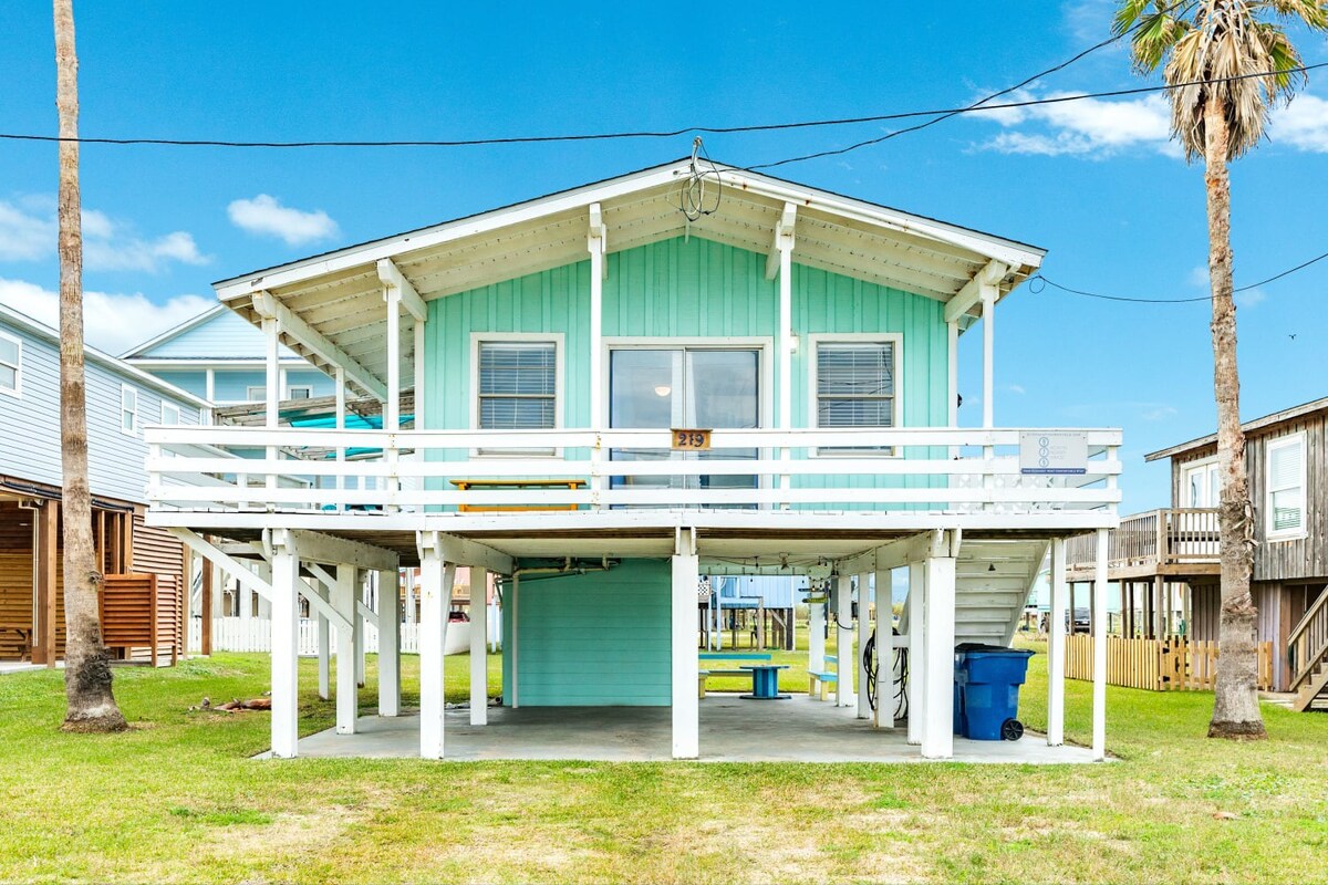 Adorable Beach Pad, Water View, Jaunt to Walkover!