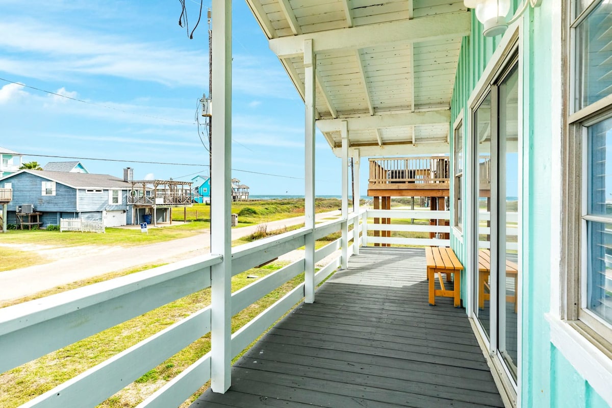 Adorable Beach Pad, Water View, Jaunt to Walkover!