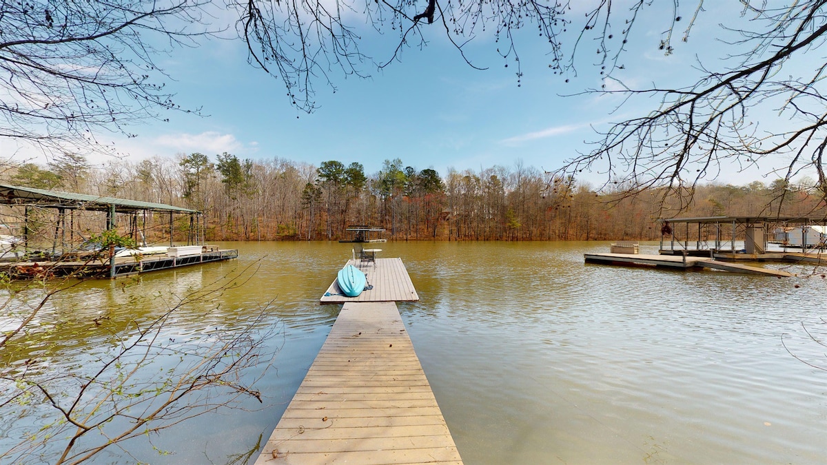 The Shoreland Home on Lake Lanier With Dock