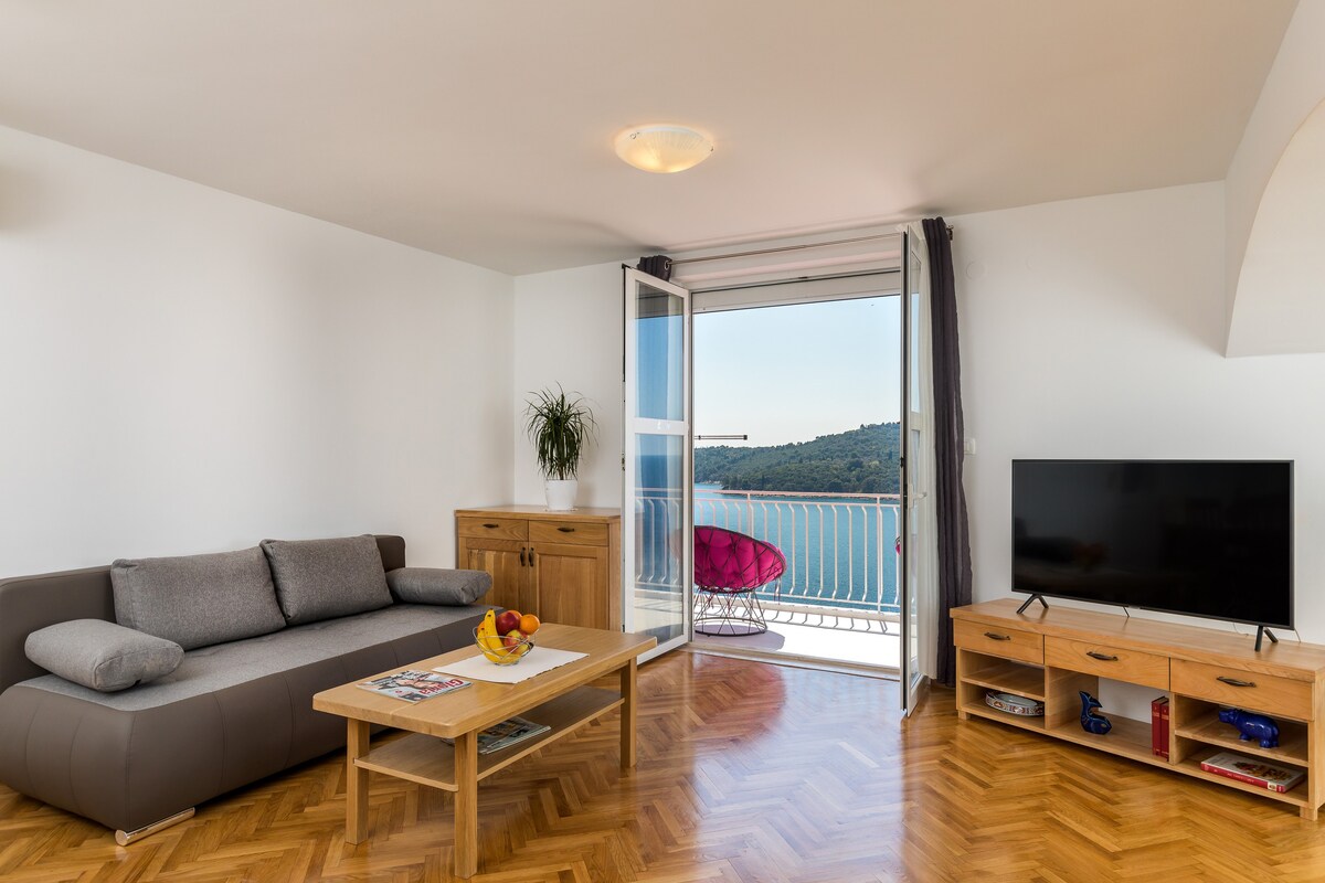 地中海公寓-带阳台和海景的三卧室公寓