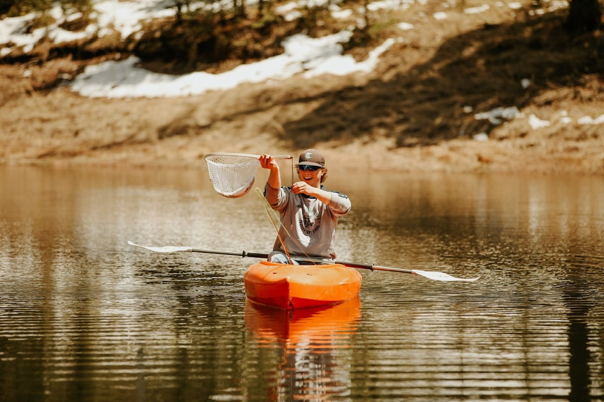 Lodge w pool, hot tub, kayaking, fishing, fire pit