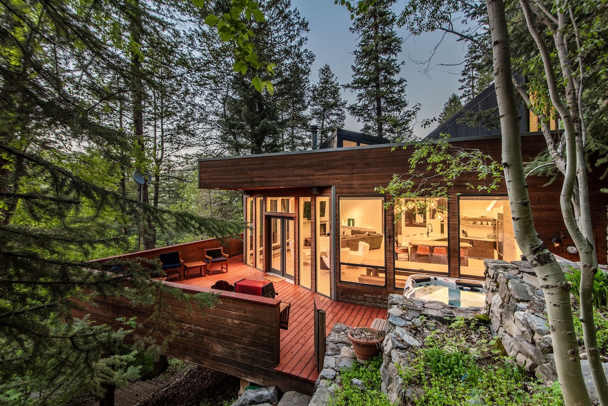 现代树屋-坐落在森林中、热水浴缸、壁炉、游戏室