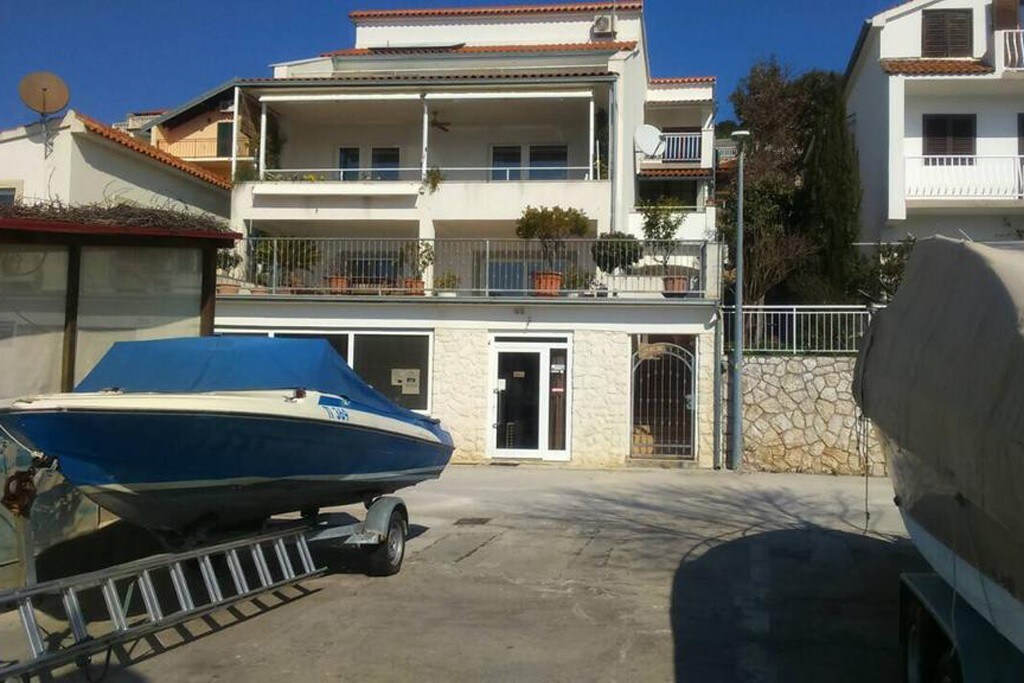 A-14346-b Two bedroom apartment near beach Tisno,