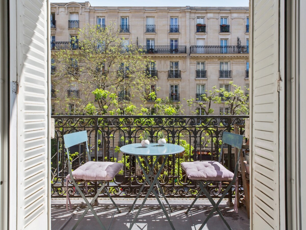 带阳台的典型巴黎公寓- W454
