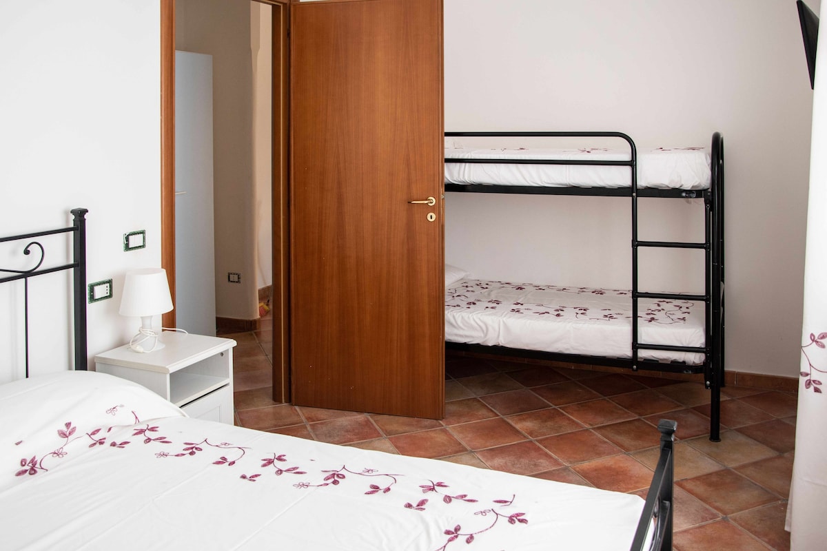 基亚诺扎（ Chianozza ） ·拉基亚诺扎（ La Chianozza ） ，橄榄树环绕的双卧室公寓，带露台