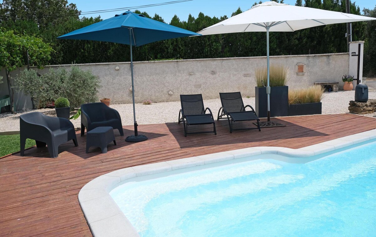 very pleasant house with swimming pool in mouriès,