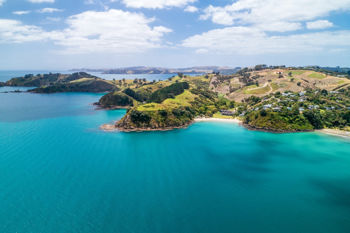 BOATSHED COVE, PALM BEACH: Coast and Country