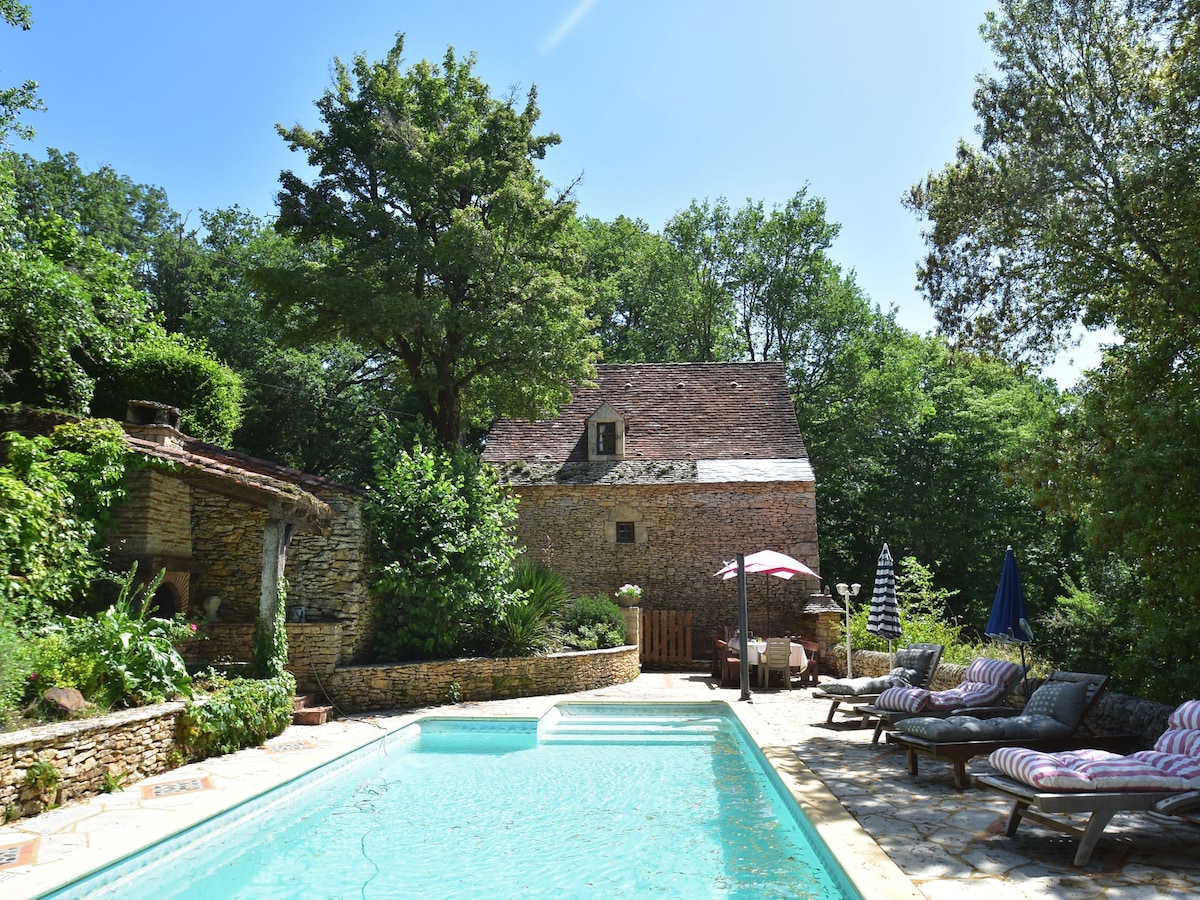 Lovely Périgord holiday home in private forest