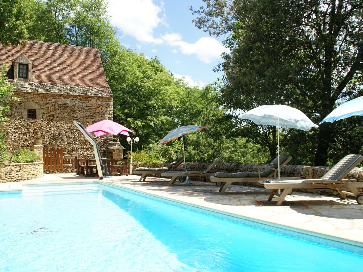 Lovely Périgord holiday home in private forest