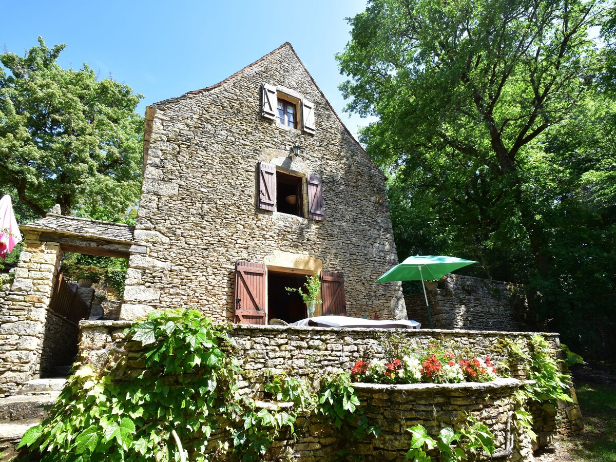 Lovely Périgord holiday home in private forest
