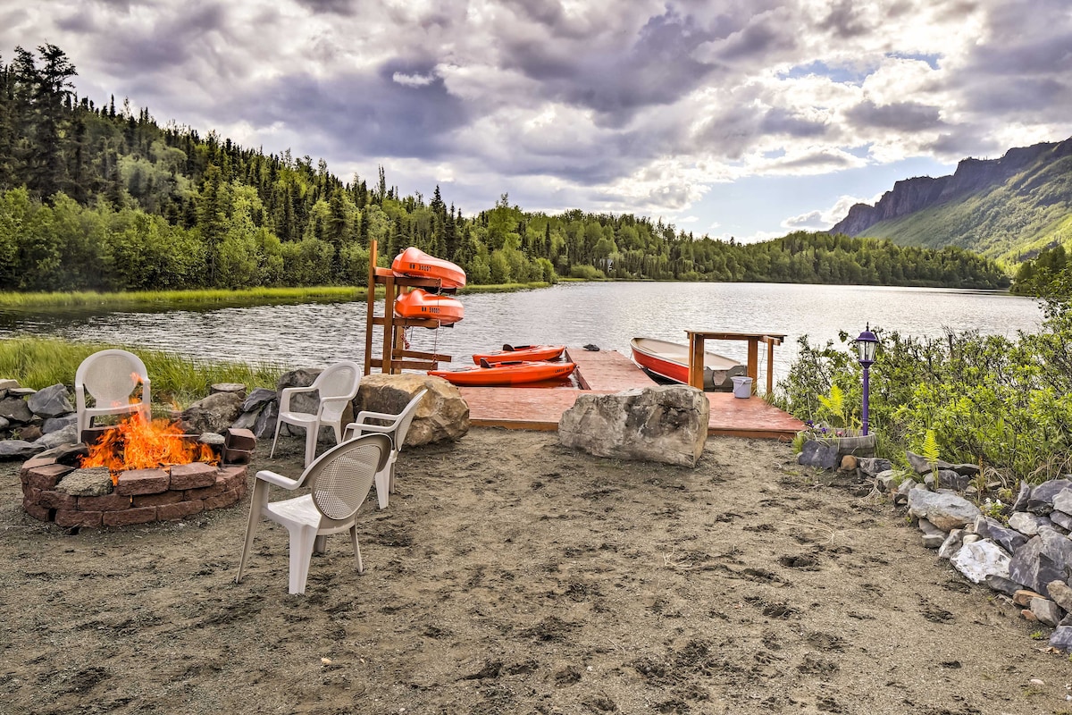 'Lodge 88' - Steps to Weiner Lake w/ Dock & Boat!