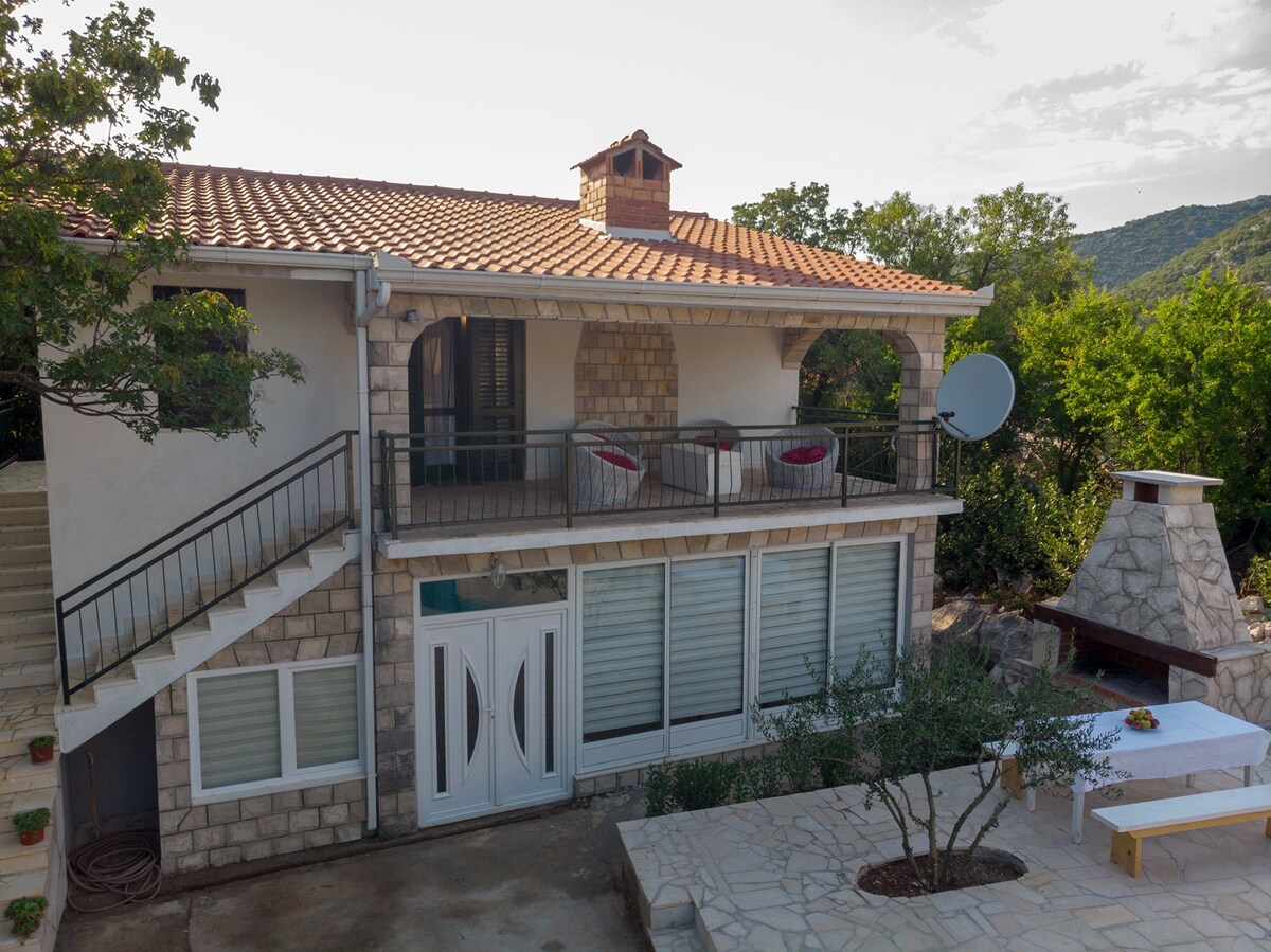Villa Nada - Two Bedroom House with a Swimming Pool & Barbecue