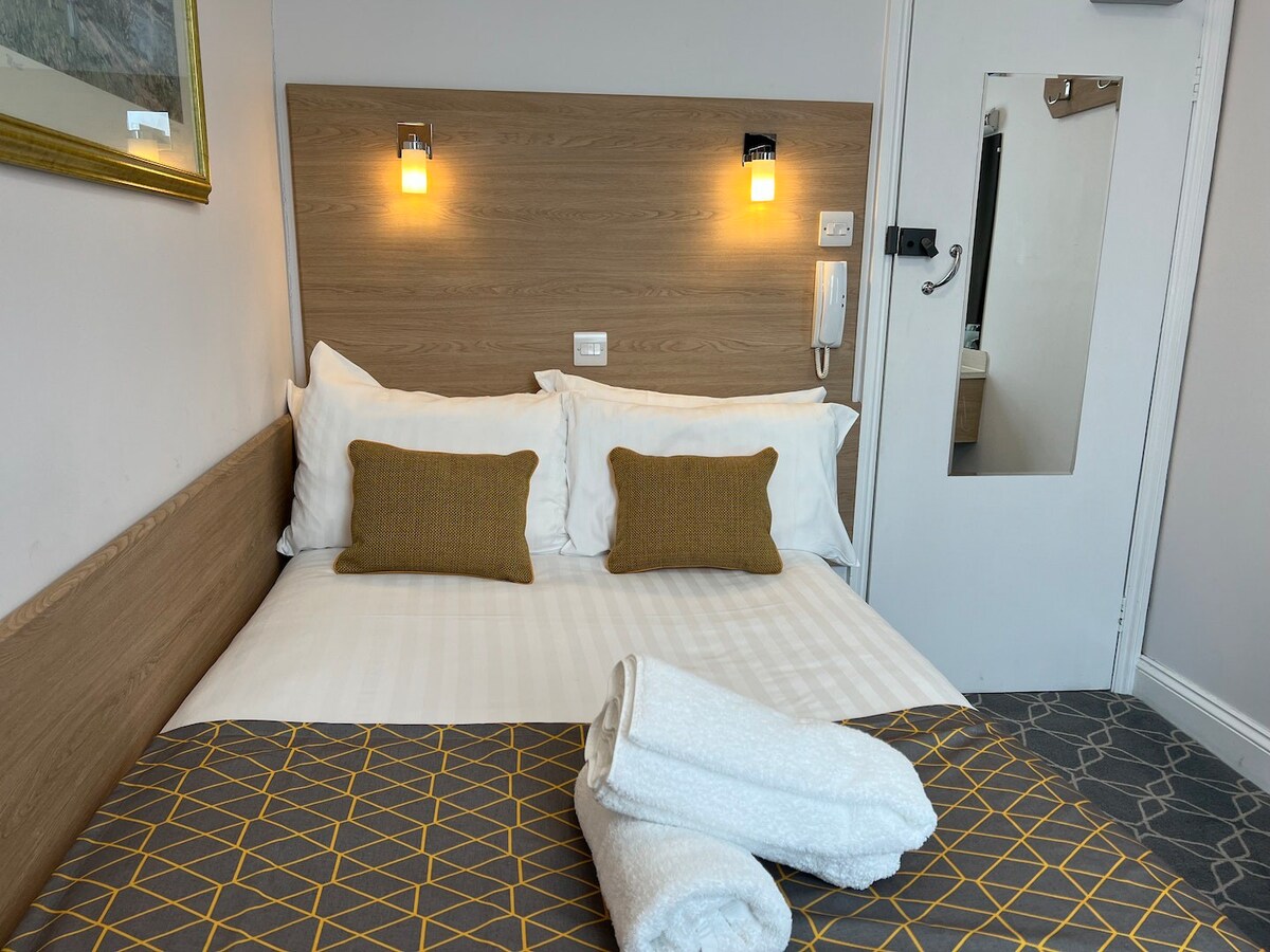 公主酒店基本双人床，共用卫生间