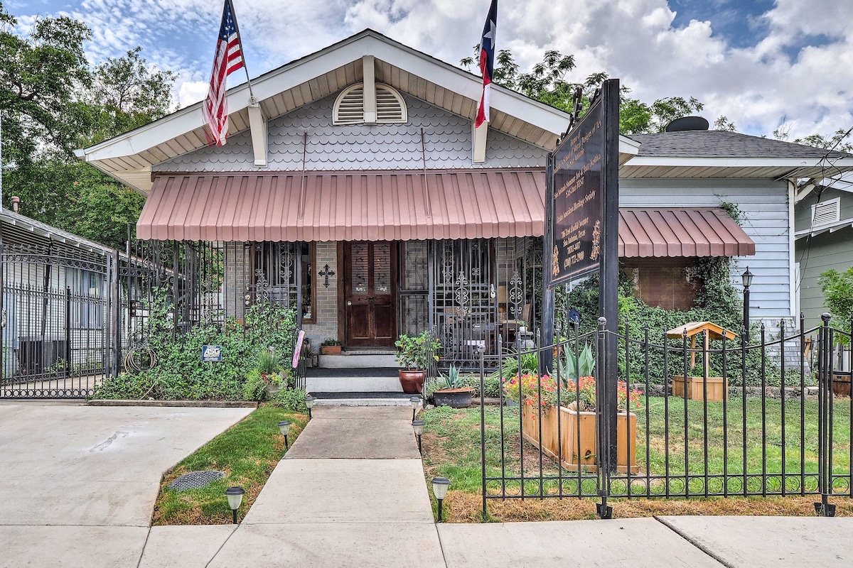 Romantic Villa w/ Courtyard, 2 Blocks to Riverwalk