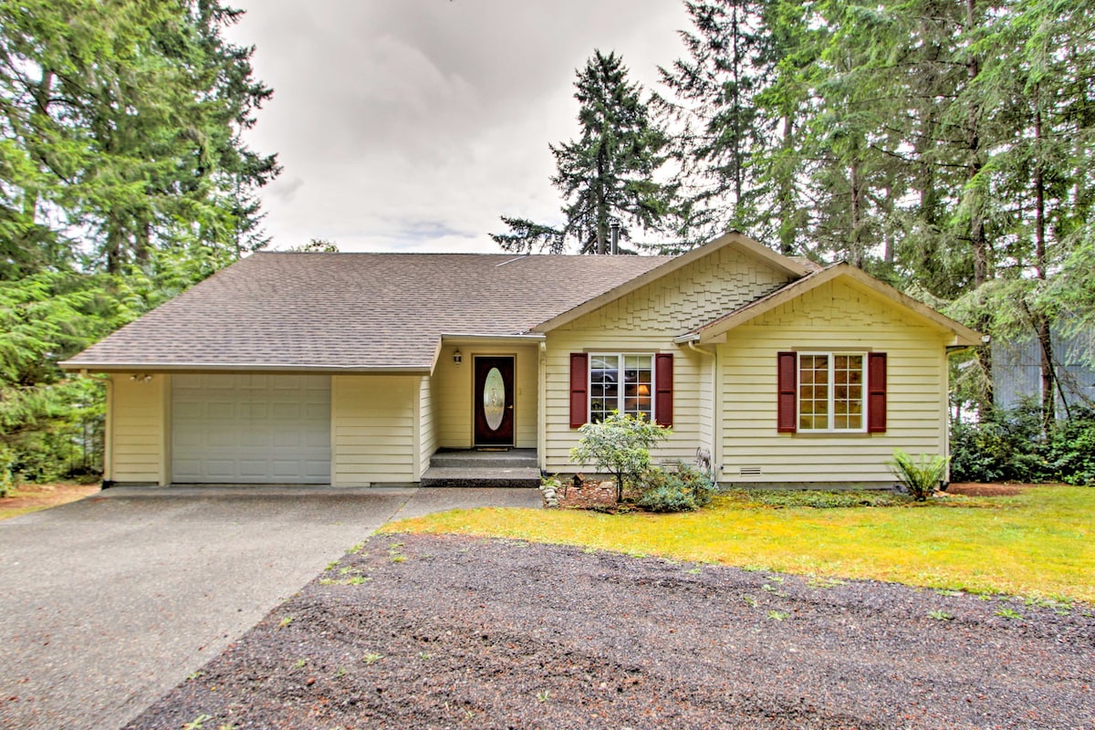 Anderson Island Retreat w/ Lakefront Deck & Canoe!