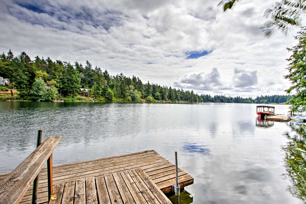 Anderson Island Retreat w/ Lakefront Deck & Canoe!