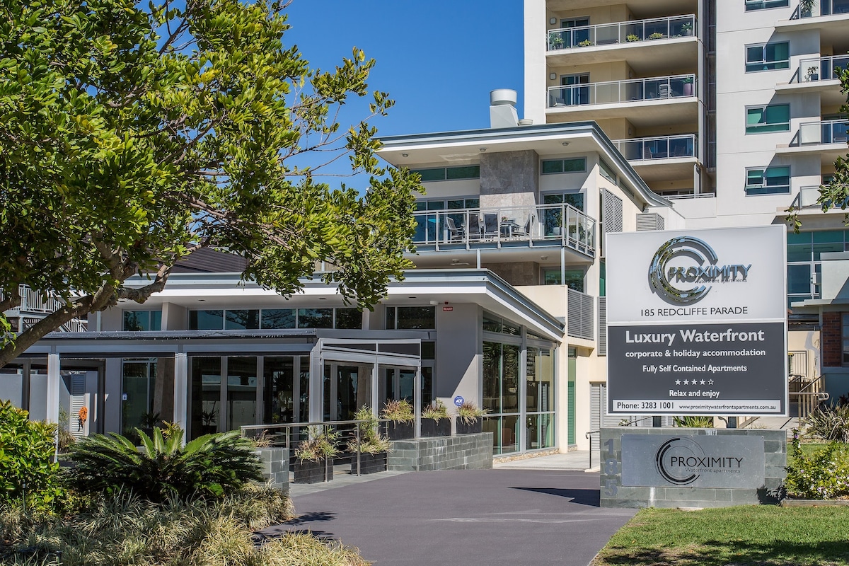 Redcliffe Waterfront -一张海景床