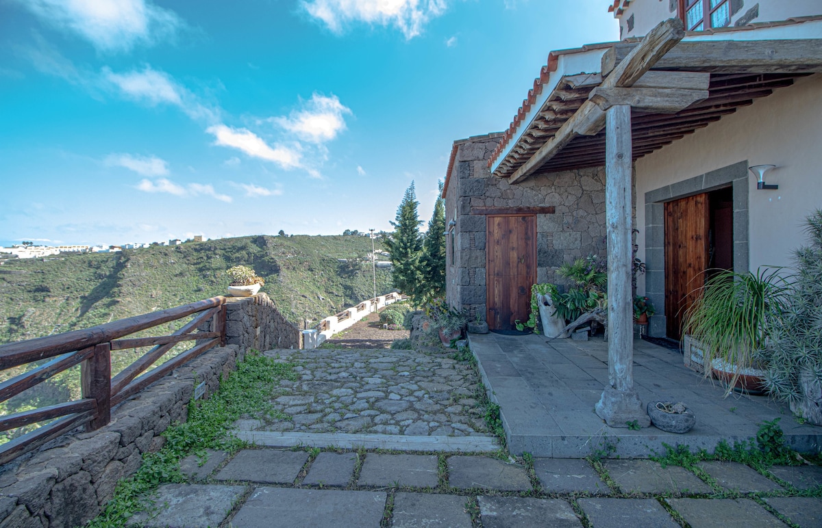 Mountain Hideaway House in Moya