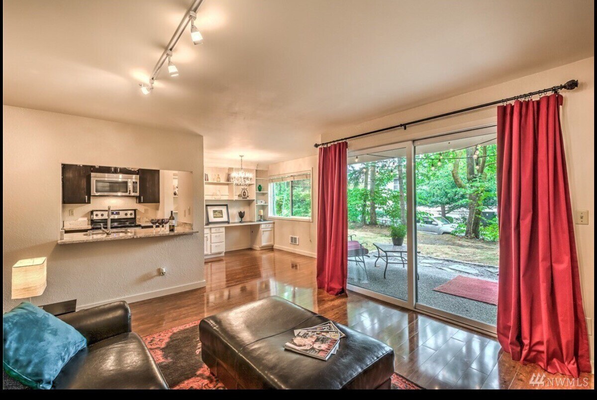 Downtown Kirkland Condo! Newly Renovated