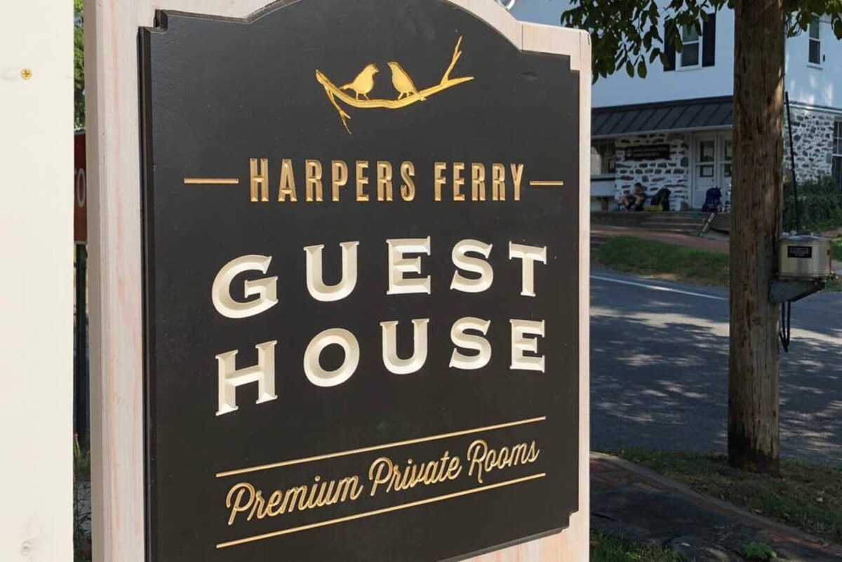 哈珀斯渡轮客栈（ Harpers Ferry Guest House ）的红衣主卧套房