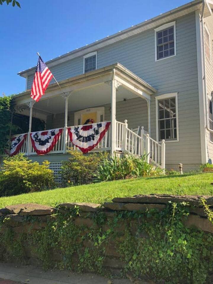 哈珀斯渡轮客栈（ Harpers Ferry Guest House ）的红衣主卧套房