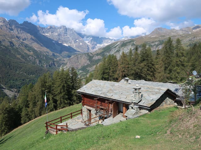 瓦尔图尔嫩凯 (Valtournenche)的民宿