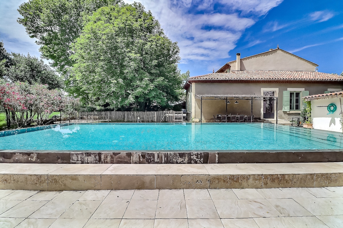 Maison de Maître en Provence piscine XXL et vélos