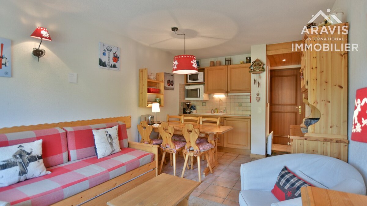 Cosy piste side apt for opposite slopes & close to