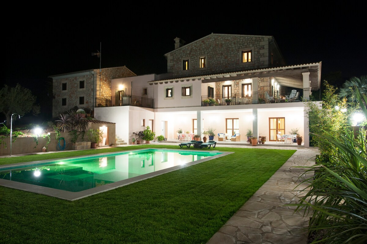 6 bedroom luxury villa just 10 minutes from the pl