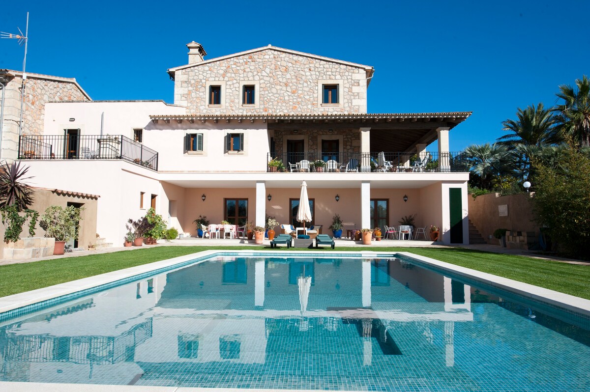 6 bedroom luxury villa just 10 minutes from the pl