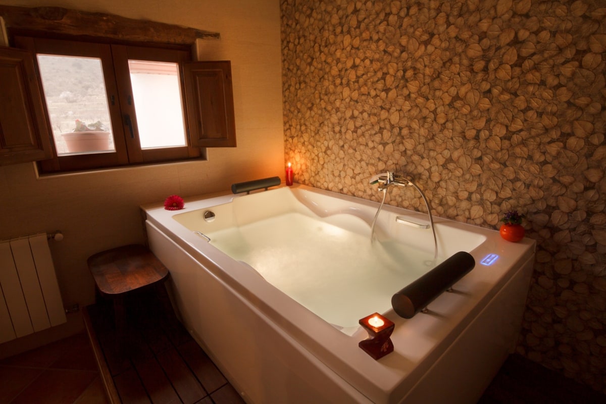 Romantic house for 2 or 4 people with jacuzzi