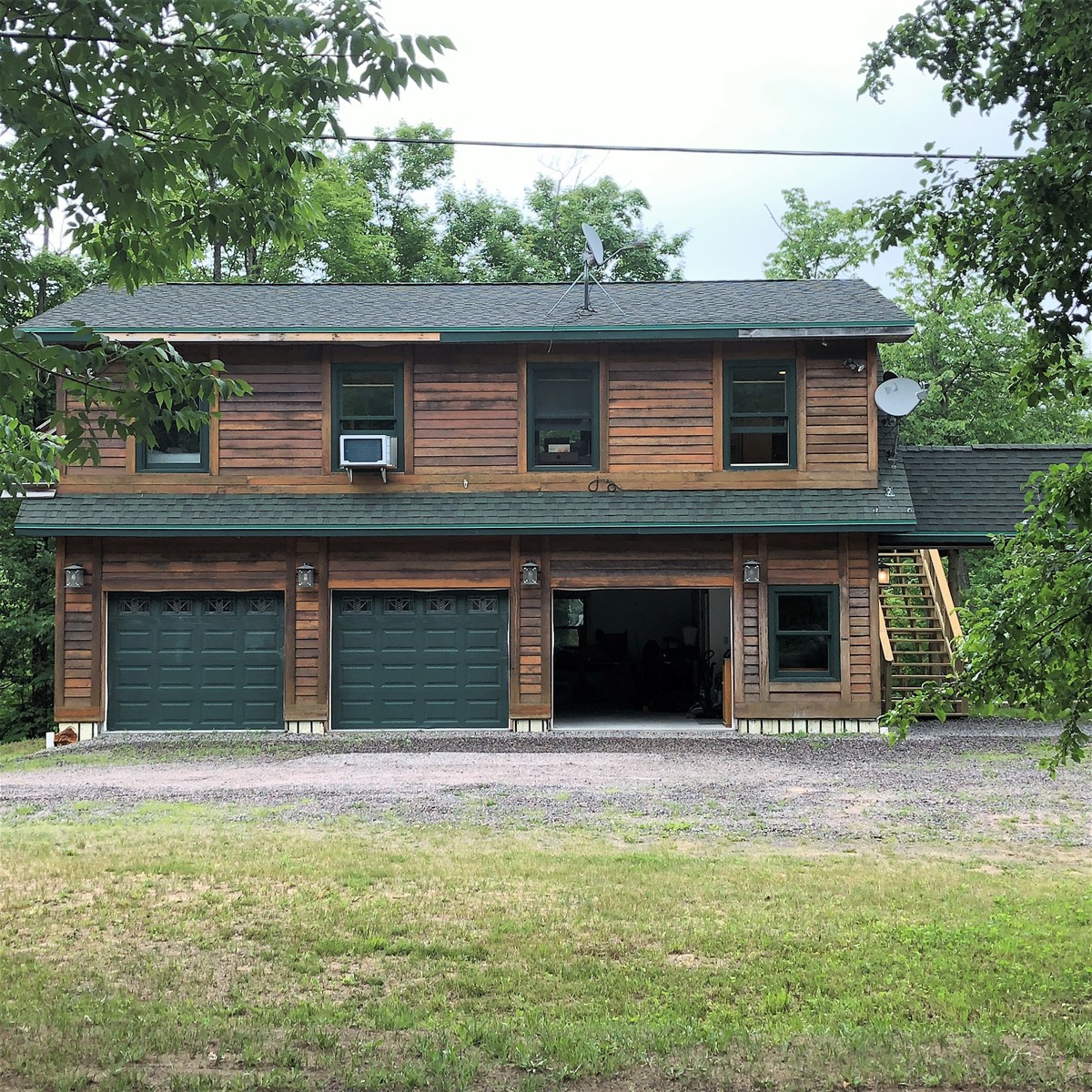 位于东布鲁克的阿迪朗达克公园（ Adirondack Park Aerie ） ，提供2辆车