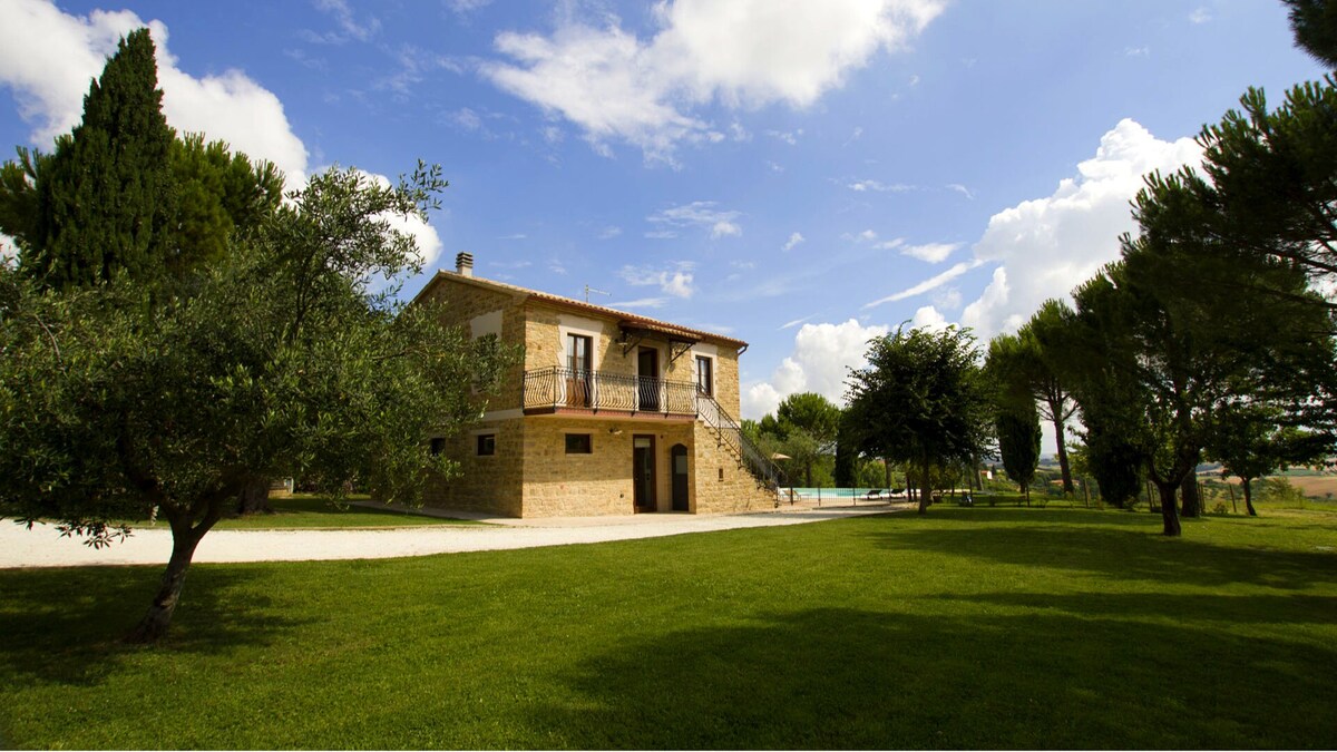 乔亚别墅（ Villa Gioia ） ，四周环绕着郁郁葱葱的树