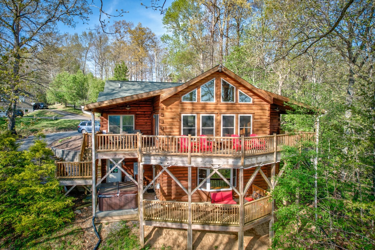 Chestnut Lodge - 3 miles from Parkway, Hot Tub