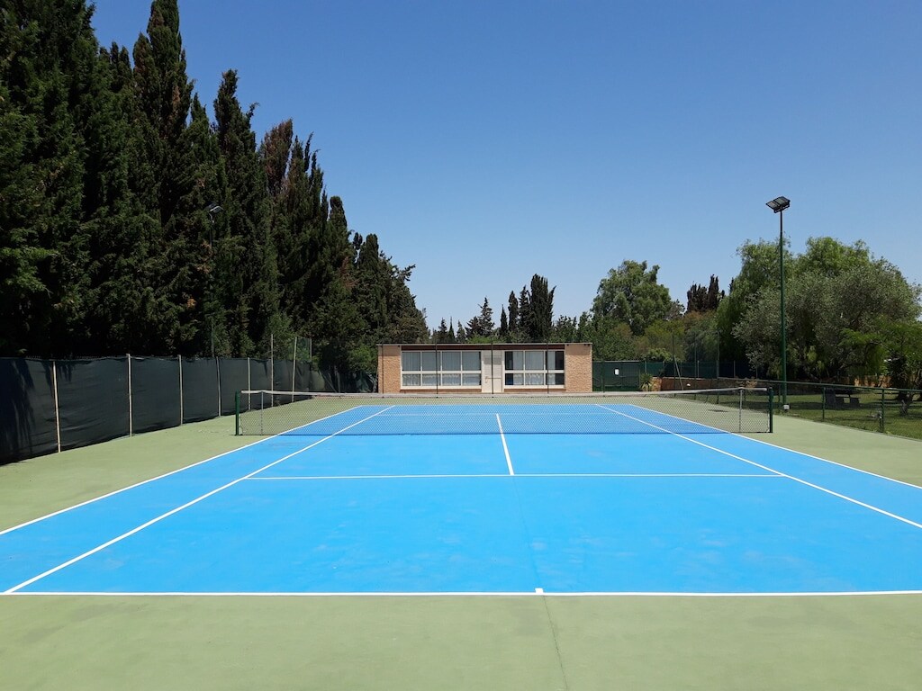 体育别墅：网球场、游泳池