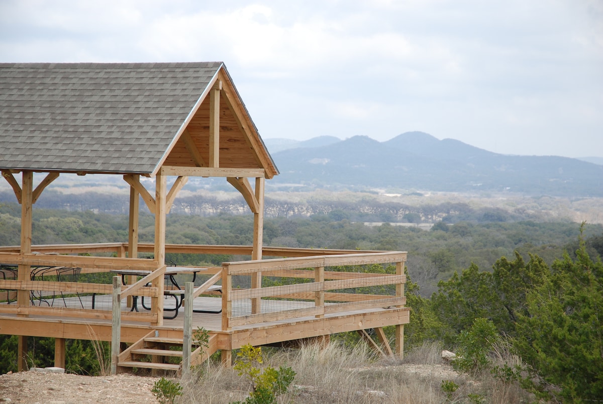 Quiet Utopia Cabin w/ Deck & Mountain Views!