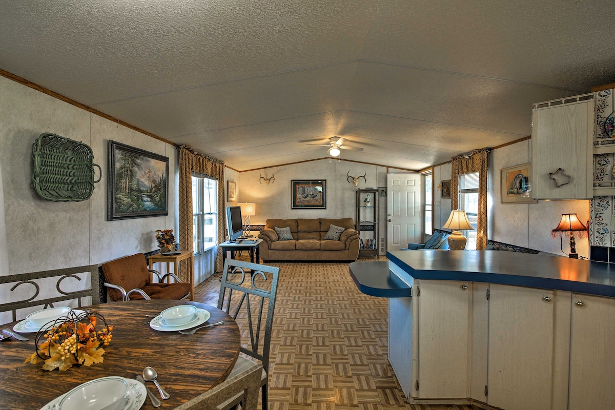 Quiet Utopia Cabin w/ Deck & Mountain Views!