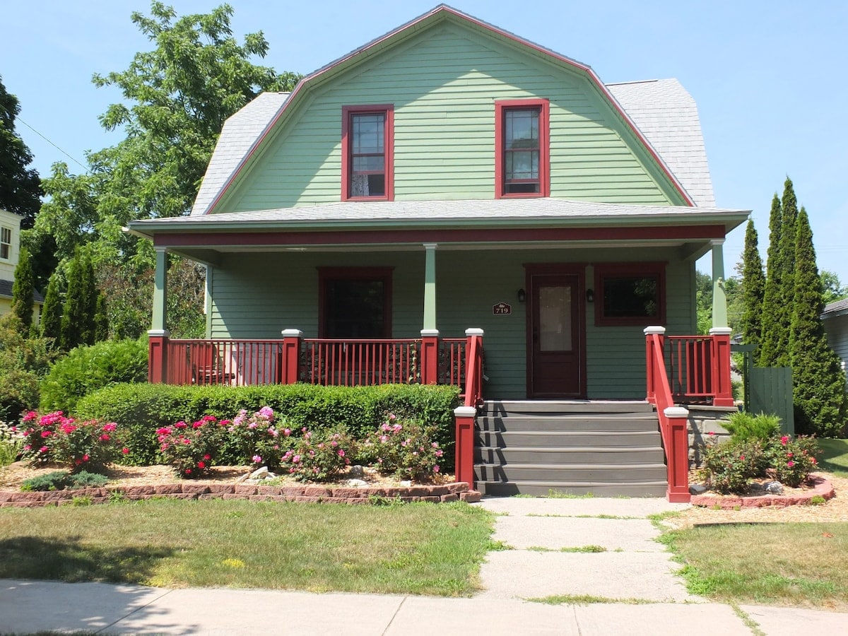 Leelanau Cottage - Gorgeous & Great Location!