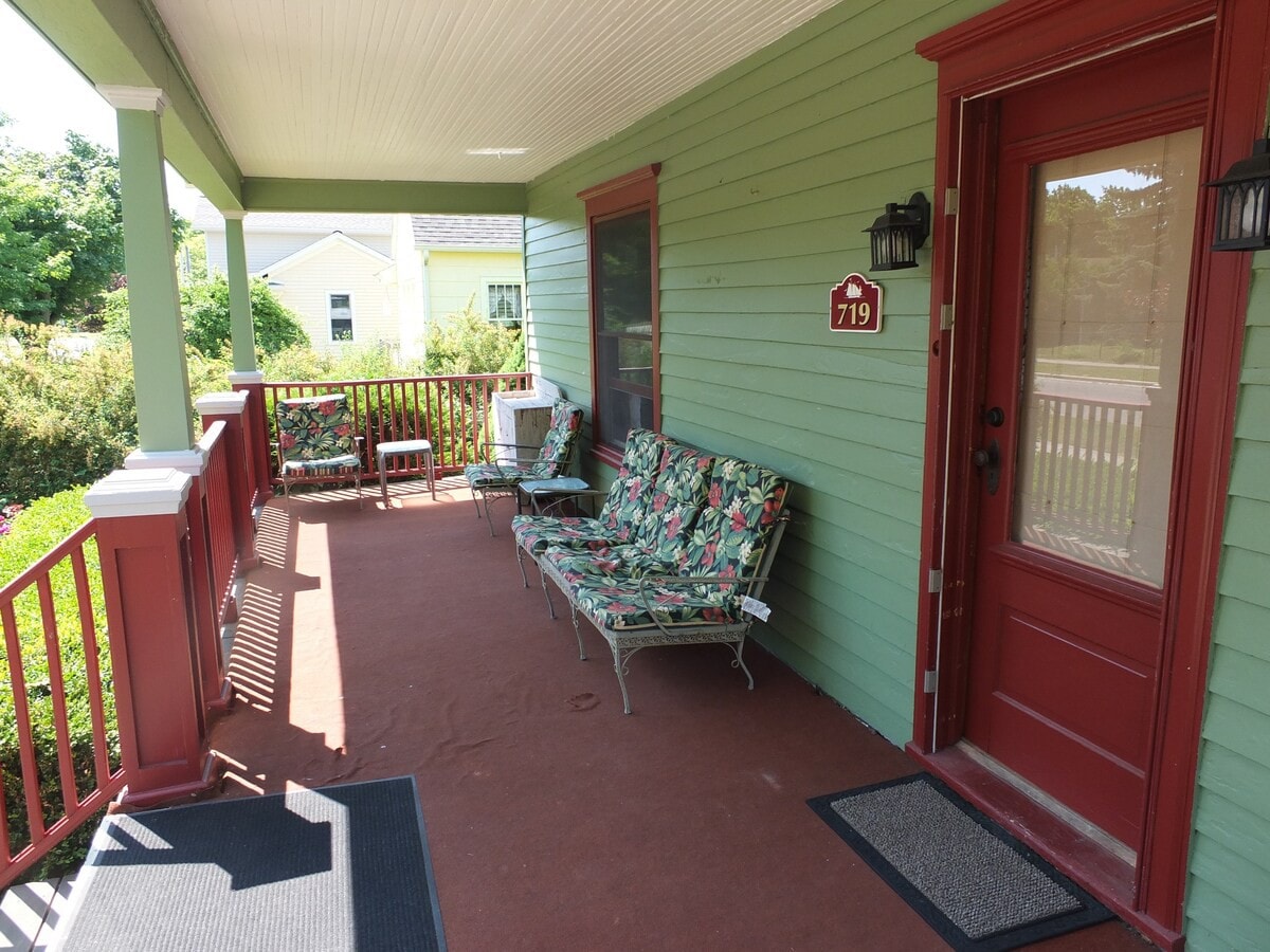 Leelanau Cottage - Gorgeous & Great Location!