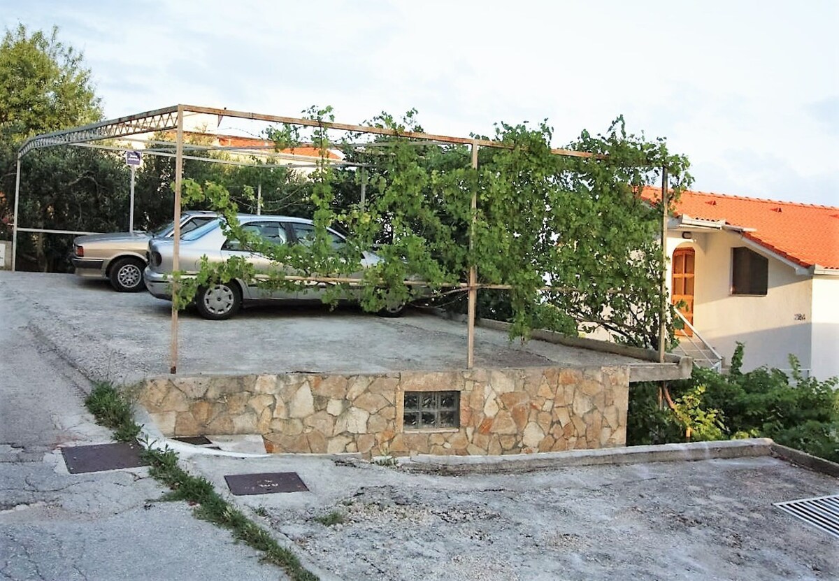 Šera公寓-距离海滩50米： A2 (4) Pisak, Riviera Omis