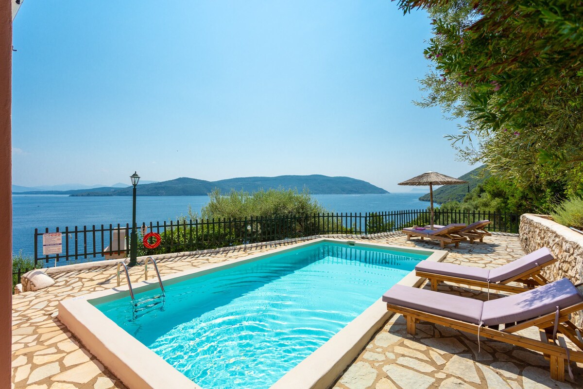 Villa Thalassa: Large Private Pool, Walk to Beach, Sea Views, A/C, WiFi