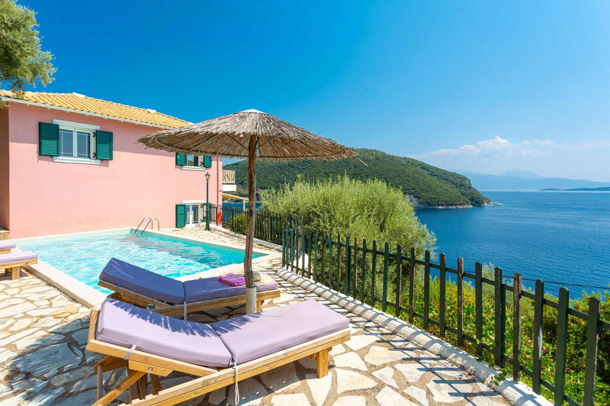 Villa Thalassa: Large Private Pool, Walk to Beach, Sea Views, A/C, WiFi