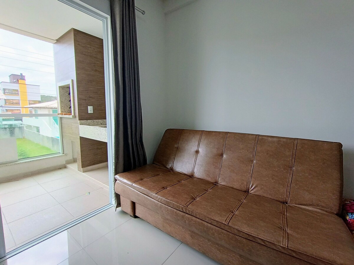 代码028D - Bombinhas中心的新公寓，最多可容纳5人，双人停车位。