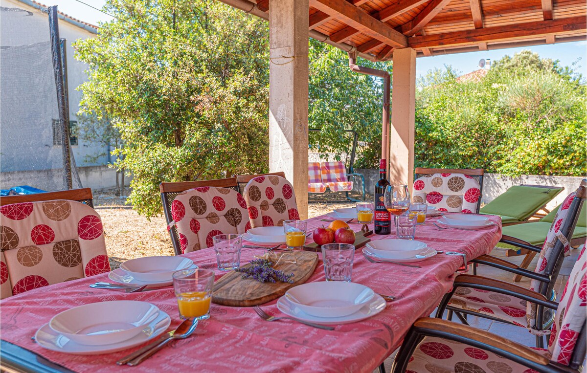 Amazing home in Sibenik with 5 Bedrooms and WiFi