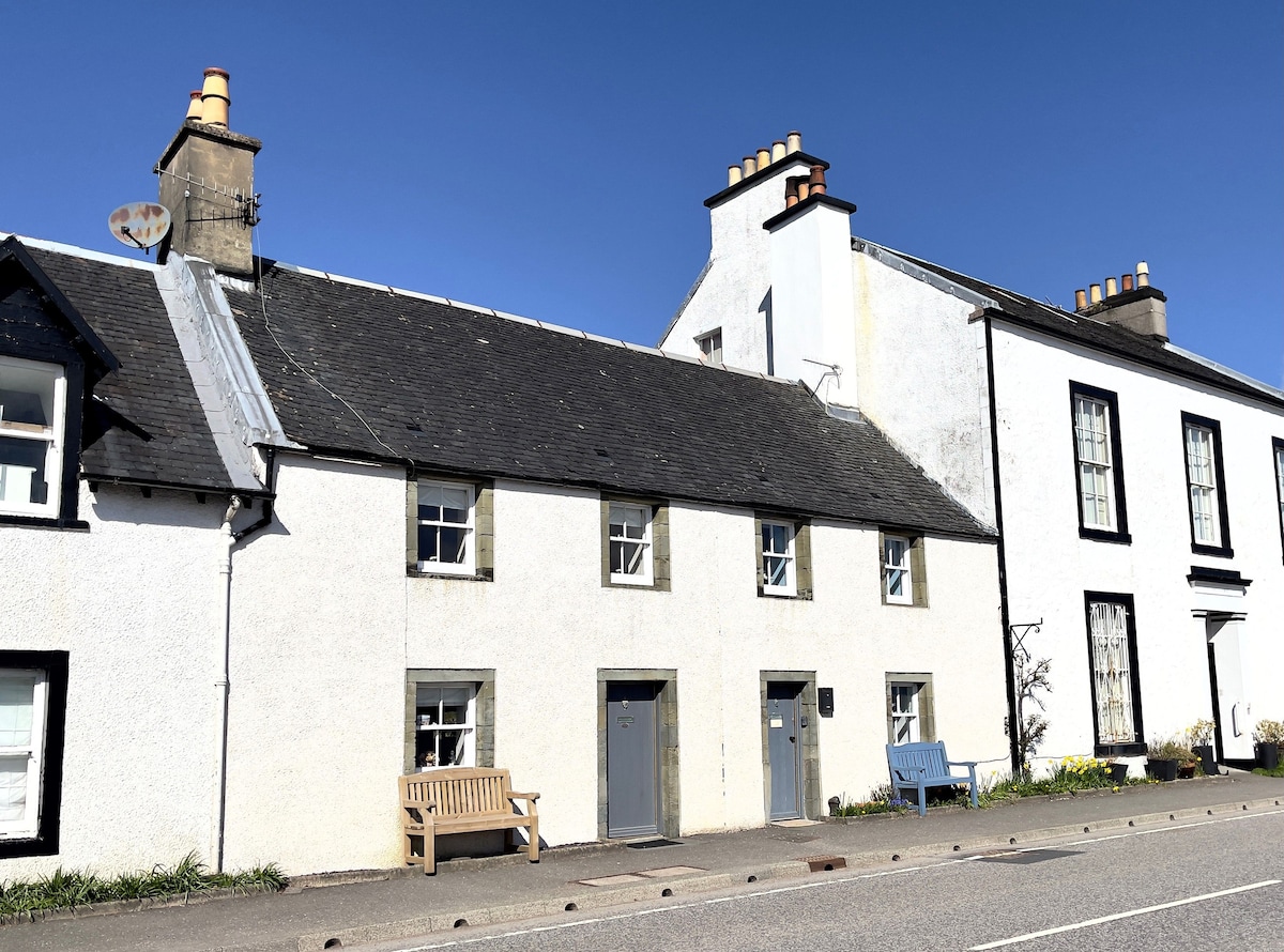 Newton Cottage South, waterfront, loch views