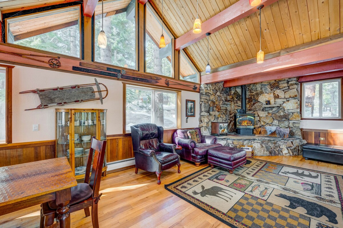 4BR dog friendly cabin with private hot tub