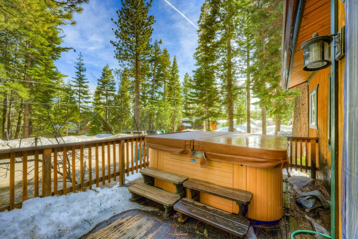 4BR dog friendly cabin with private hot tub